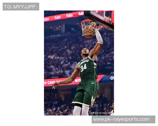 字母哥足球场上驰骋高清壁纸展示，尽显力量与技巧的完美结合